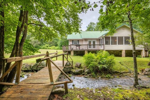 Creekside S'mores, Hot Tub Soaks, Ping-Pong, Spa Baths & Fireside Sips - Hen Wallow Creek Cottage