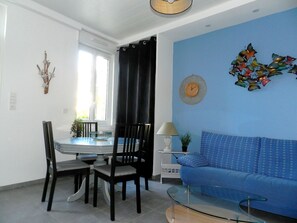 Dining - The blue house (Fécamp)