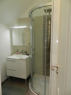 Shower, free toiletries, hair dryer, towels - The blue house (Fécamp)