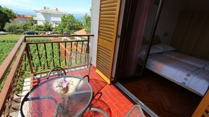Property grounds - Room Jelka 2 for 2 persons in Malinska (Malinska)