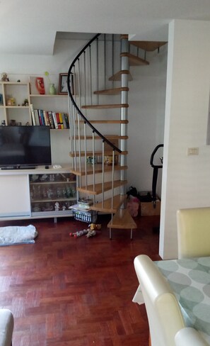 아파트 | 거실 | 디지털 채널 시청이 가능한 30인치 TV