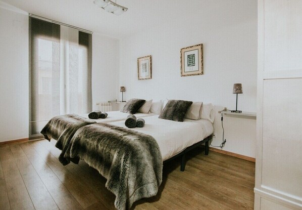 2 chambres, fer et planche à repasser, Wi-Fi, draps fournis