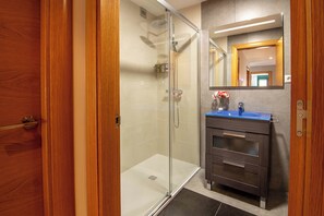 Ensemble douche/baignoire, sèche-cheveux, serviettes fournies, savon