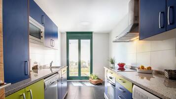 Een koelkast, een magnetron, een oven, een kookplaat