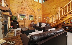 Fernseher, Kamin, DVD-Player