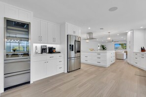 冷蔵庫、電子レンジ、オーブン、コンロ