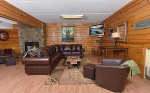 Télévision, lecteur de DVD, baby-foot, table de tennis de table