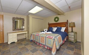 5 bedrooms, free WiFi, bed sheets - Red Oak Lodge - Downtown large-group cabin! (Gatlinburg)