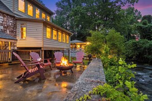 Terrace/patio - Simone's Cottage - Relax with a river view (Gatlinburg)