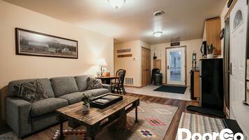 TV connectée, lecteur de DVD, livres