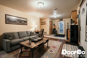 TV connectée, lecteur de DVD, livres