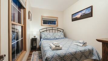 2 bedrooms, iron/ironing board, travel cot, free WiFi