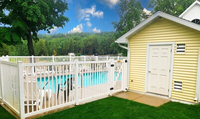 Cozy Cabin! Amazing Location in Fish Creek! Pool!