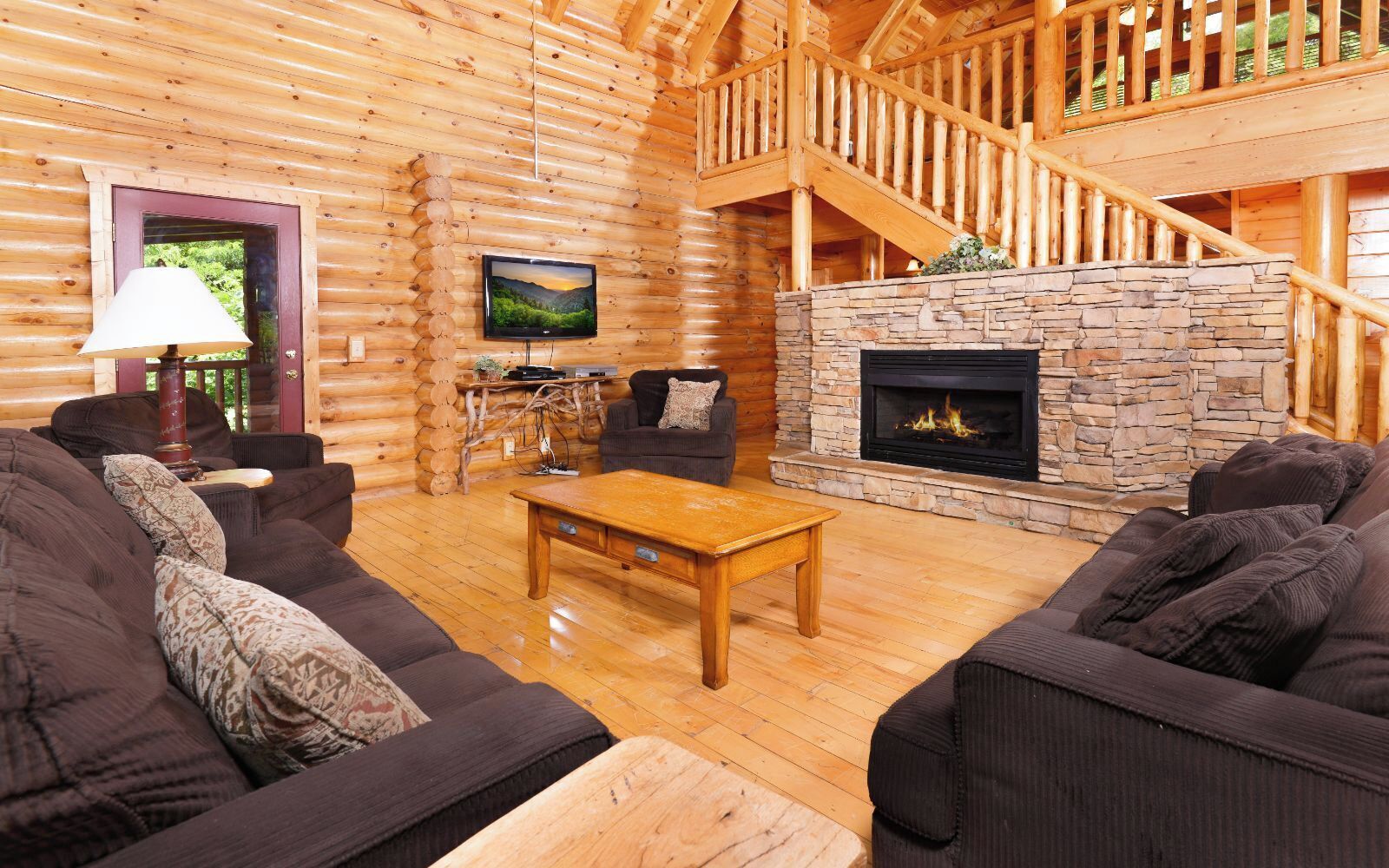 Televisión, chimenea, reproductor de DVD y estéreo 