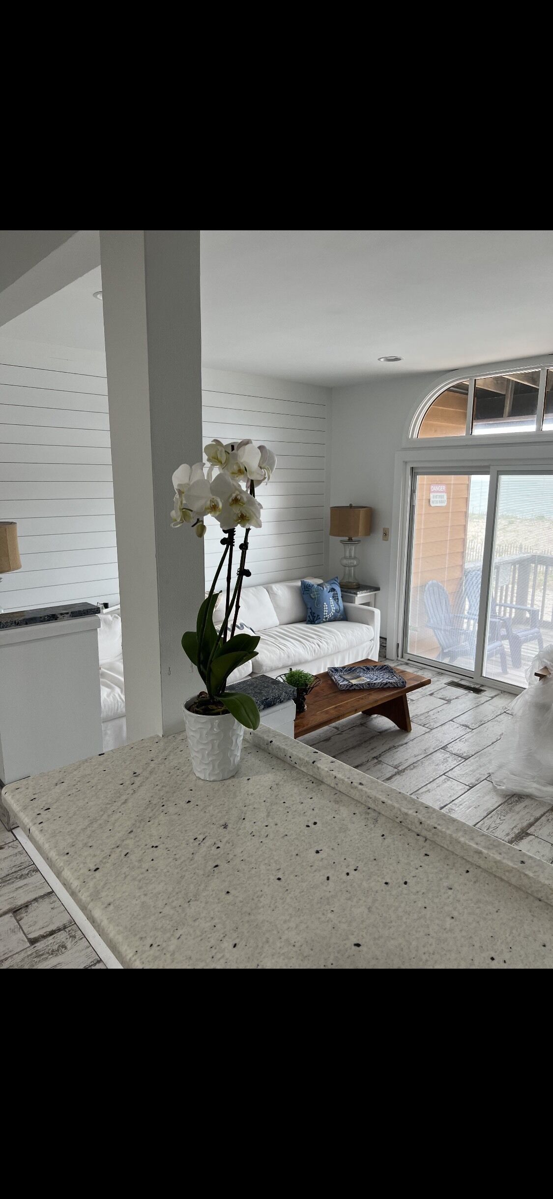 Una Smart TV, una chimenea, un reproductor de DVD, libros