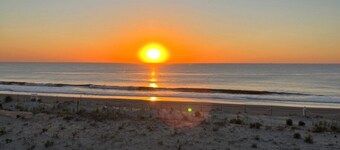 Beachfront Baby💛 Beautiful & New!🌟The only way to stay @ the beach❣️Spacious