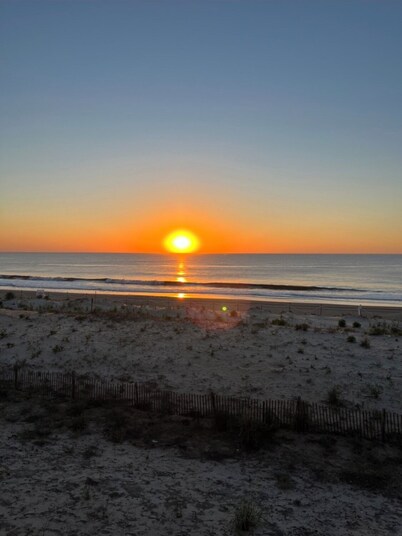 Beachfront Baby💛 Beautiful & New!🌟The only way to stay @ the beach❣️Spacious