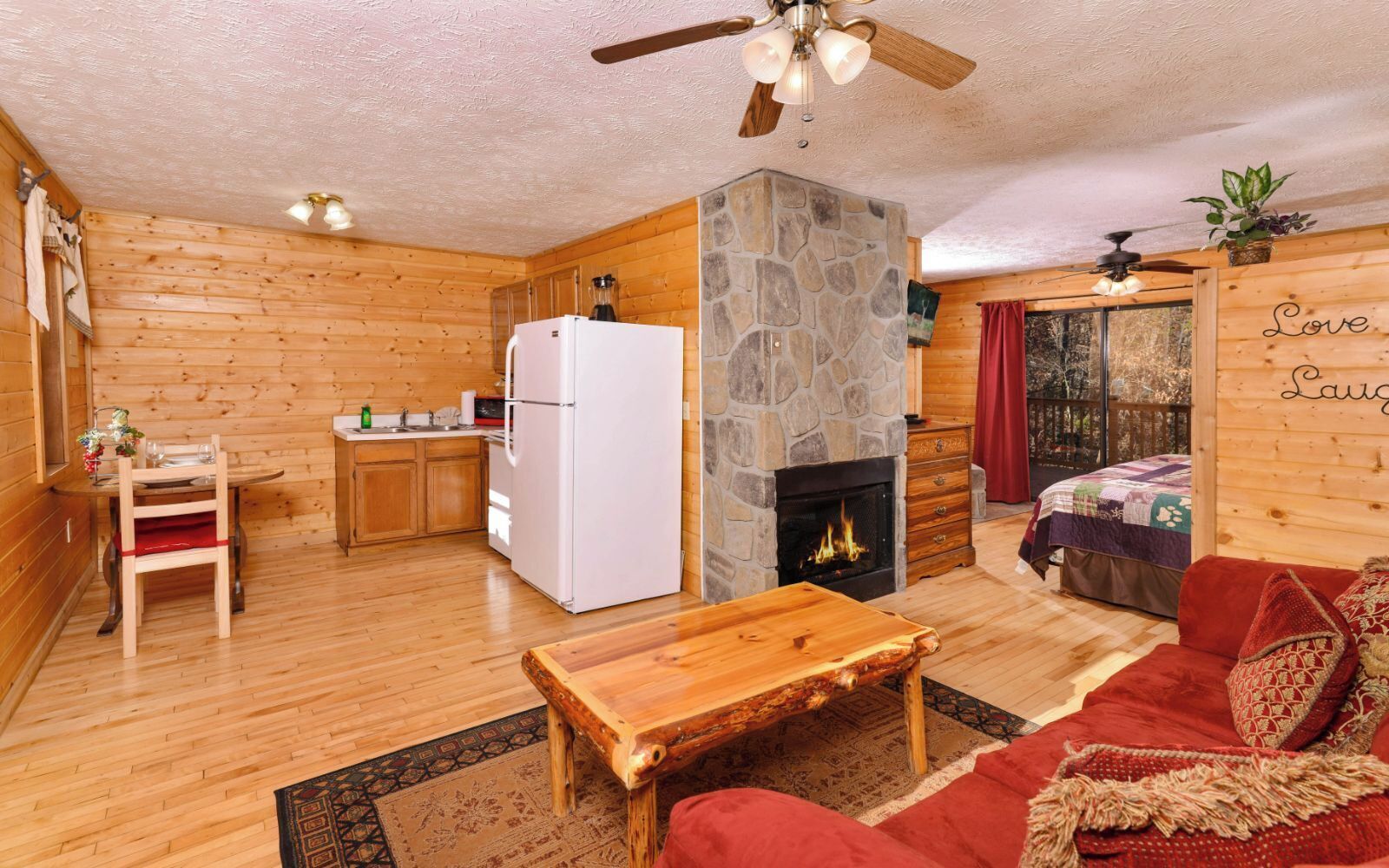 电视、壁炉、DVD 播放器、立体声音响