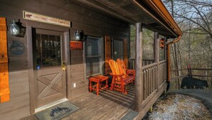Terrace/patio - The Looney Bin - Hot Tub, Game Loft, Jetted Tub Suite & Wooded Views (Sevierville)