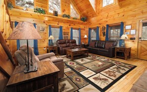 Interior - The Looney Bin - Pool table and hot tub (Sevierville)