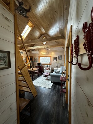 Smart TV, video games, books - Pets Stay Free! 3 Modern Cottages, w/Heat & AC, 1st flr King & Stand-up Loft (Bristol)