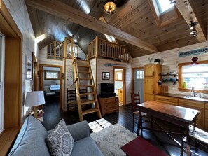 Smart TV, video games, books - Pets Stay Free! 3 Modern Cottages, w/Heat & AC, 1st flr King & Stand-up Loft (Bristol)