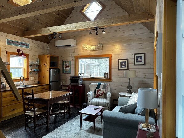 Smart TV, video games, books - Pets Stay Free! 3 Modern Cottages, w/Heat & AC, 1st flr King & Stand-up Loft (Bristol)
