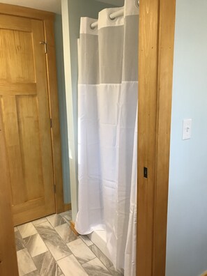 Shower, hair dryer, towels, soap - Pets Stay Free! 3 Modern Cottages, w/Heat & AC, 1st flr King & Stand-up Loft (Bristol)