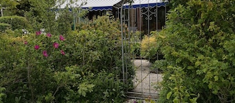 Super Haus mit Garten mit vielen Rosen, Fahrradschuppen mit 3 Fahrräder.