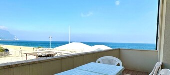 RS320 - Marcelli, bilocale in residence fronte mare