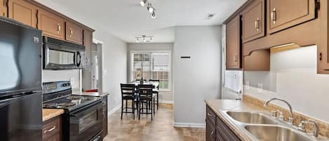 Jääkaappi, mikroaaltouuni, uuni, liesi