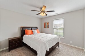 3 Schlafzimmer, Schreibtisch, Bügeleisen/Bügelbrett, Reisekinderbett