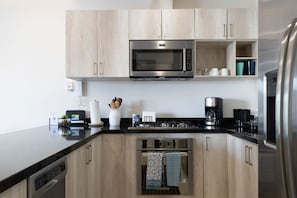 Refrigerador, horno, lavavajillas y utensilios de cocina