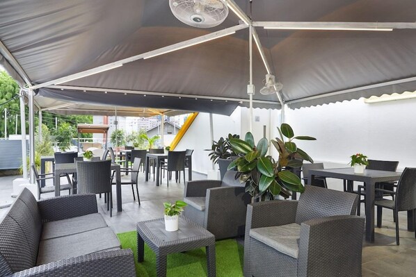 Outdoor dining - Dash Living on Mackenzie (Singapore)
