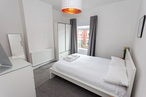 2 bedrooms, WiFi, bed sheets - Chic 3 Bed House w/backyard - 9 mins from Manchester Centre (Manchester)