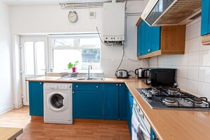 Fridge, microwave, oven, dishwasher - Chic 3 Bed House w/backyard - 9 mins from Manchester Centre (Manchester)