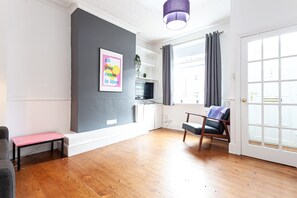 TV - Chic 3 Bed House w/backyard - 9 mins from Manchester Centre (Manchester)