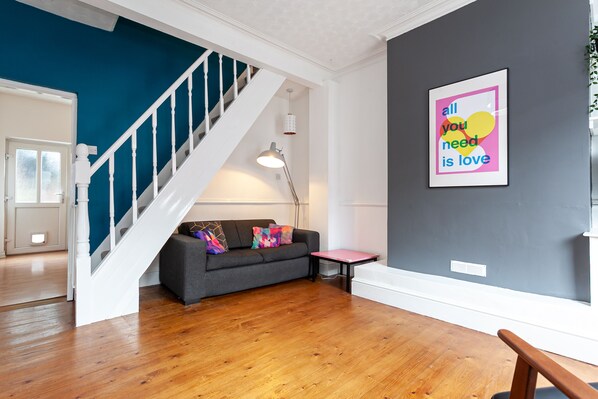 TV - Chic 3 Bed House w/backyard - 9 mins from Manchester Centre (Manchester)