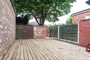 Property grounds - Chic 3 Bed House w/backyard - 9 mins from Manchester Centre (Manchester)