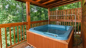 Una terraza de madera con un jacuzzi.