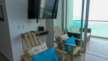 Deluxe Apartment | Shared kitchen | Fridge, microwave, cookware/dishes/utensils