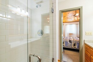Combined shower/tub, towels