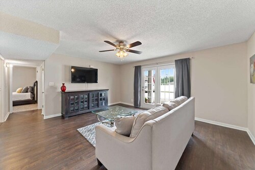 Entire Home * Gate 1 * Close to Post