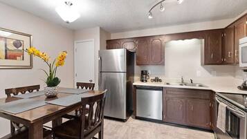 Frigorífico, placa de cocina, cafetera o tetera y licuadora