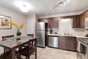 Frigorífico, placa de cocina, cafetera o tetera y licuadora