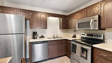 Frigorífico, placa de cocina, cafetera o tetera y licuadora