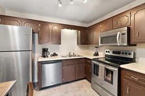 Frigorífico, placa de cocina, cafetera o tetera y licuadora