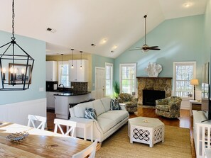 TV, peis, DVD-spiller og bøker