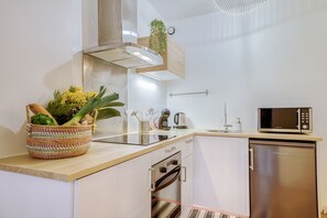 Refrigerador, microondas, horno y cafetera y tetera 