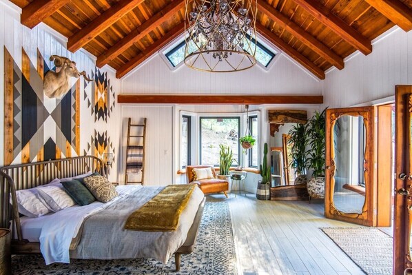 5 bedrooms, iron/ironing board, WiFi, bed sheets